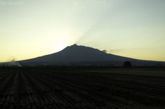暮れなずむ岩木山