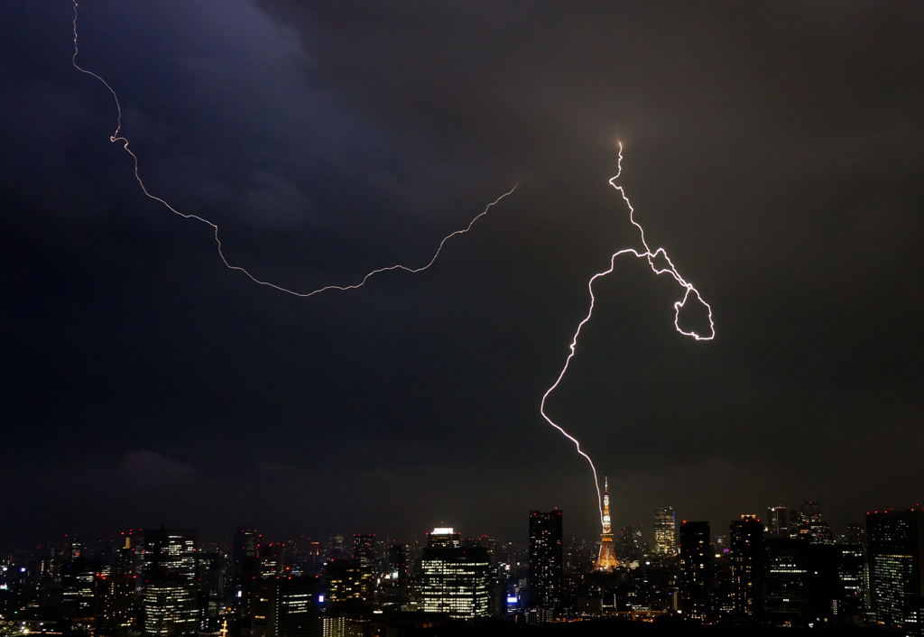 落雷の東京タワー