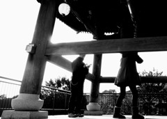 鐘を突く