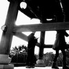 鐘を突く
