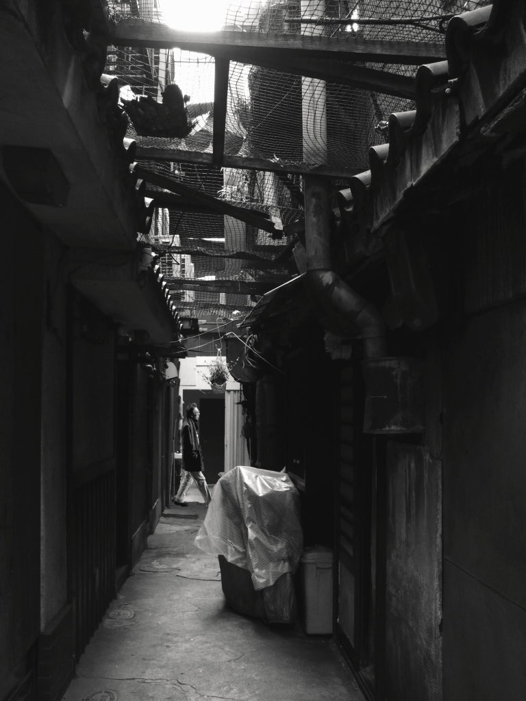 路地裏一人