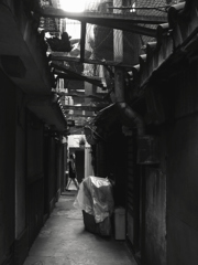 路地裏一人