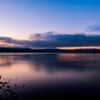 日の出前の湖面
