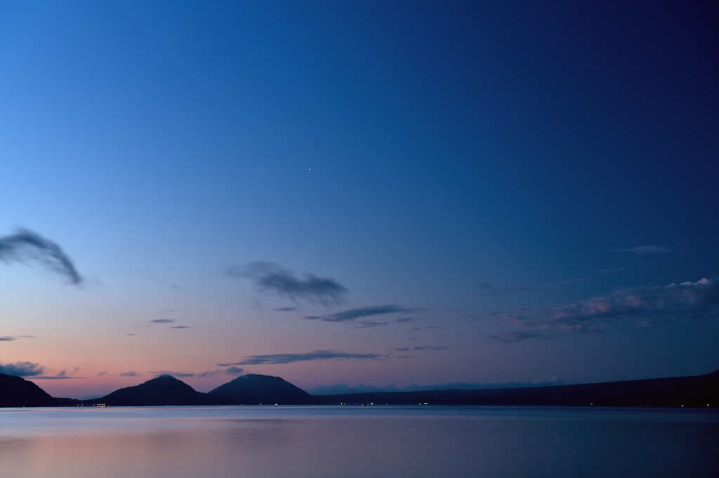 支笏湖　消えゆく星々