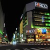 夜のスクランブル交差点