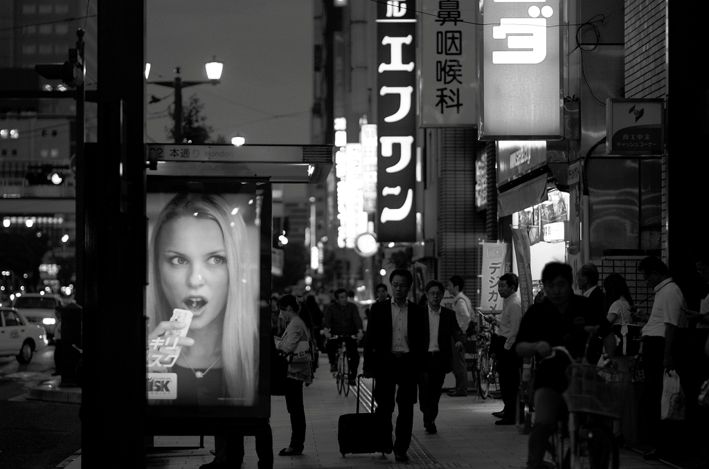 『busy street』