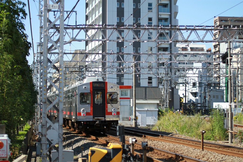 グレーの電車