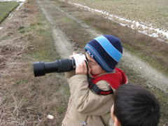 左手はレンズにって教えたのに