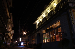 夜更けの温泉街