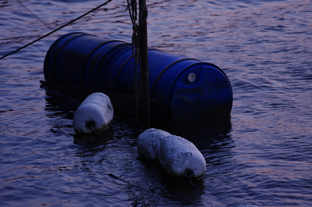浮きの代わりにドラム缶