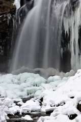 激冬の滝