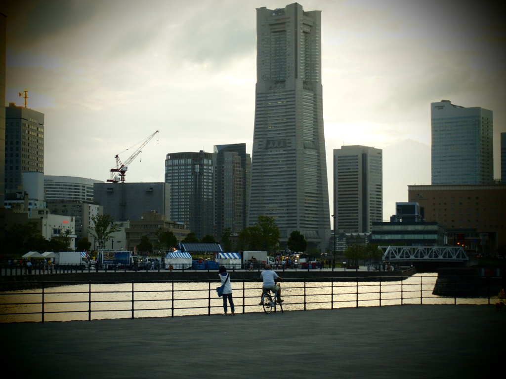 ランドマークを見上げて