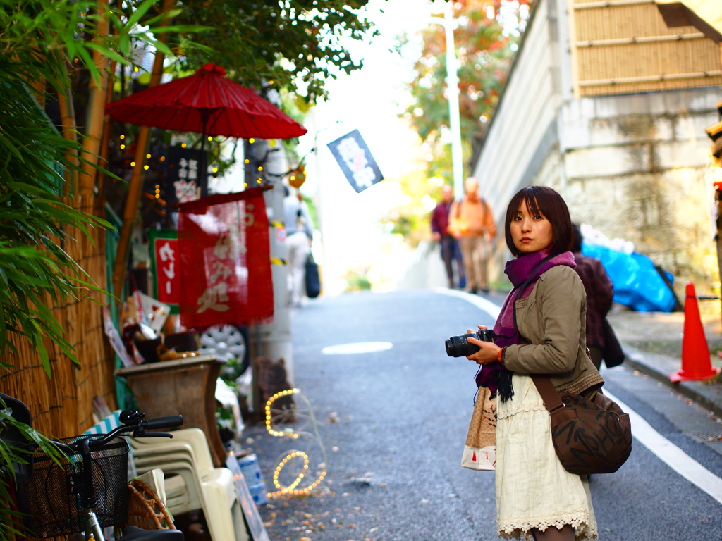 秋の路地裏とカメラ女子