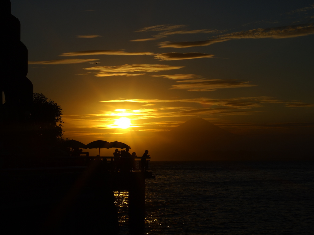 湘南、夕日、富士、想いにふける男