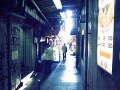 ガード下