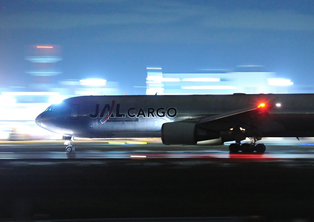 Jal's cargo last landing roll