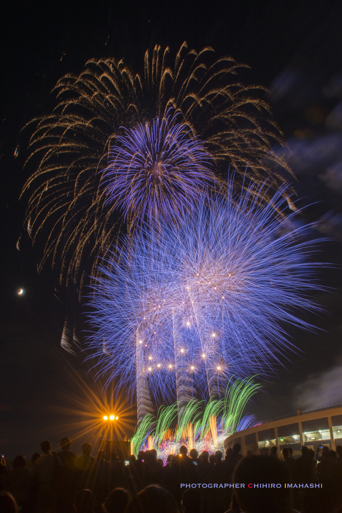 夜空に花火、そして月