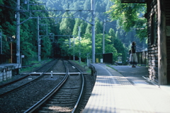 初夏の駅にて