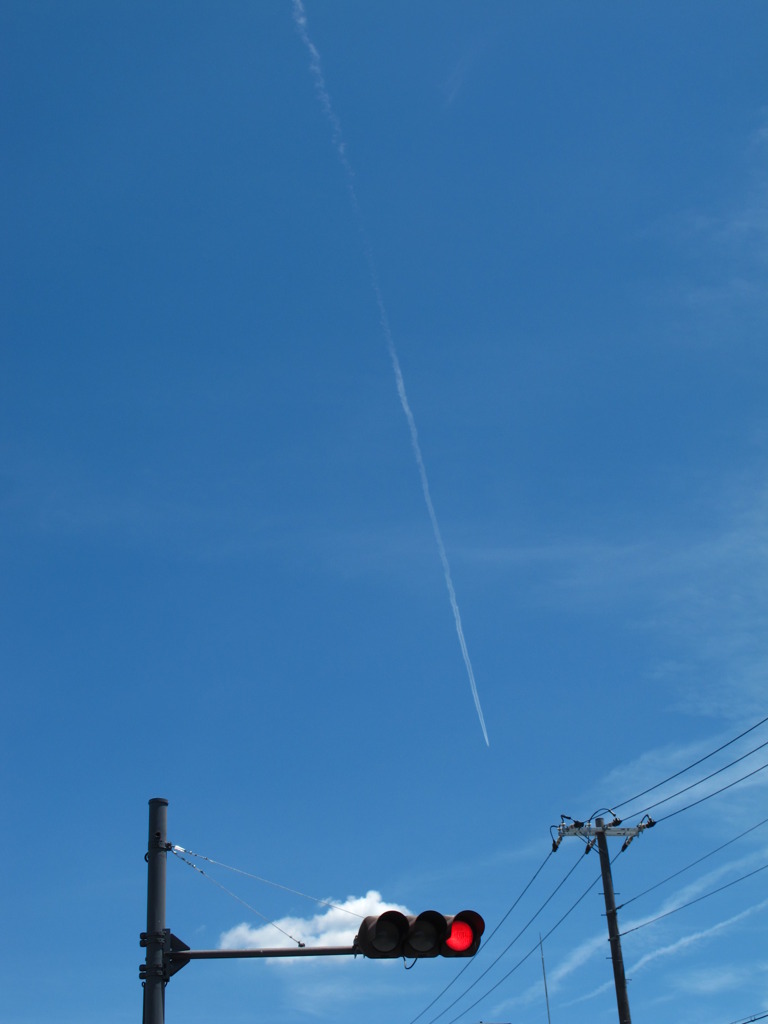 赤信号。でも飛行機雲は止まらない。