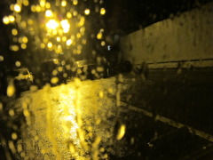 雨やまず、夜は更ける