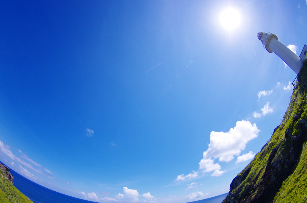 灯台、空青し