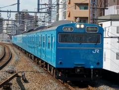 大阪環状線を走る青い電車