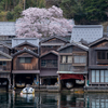 舟屋と桜