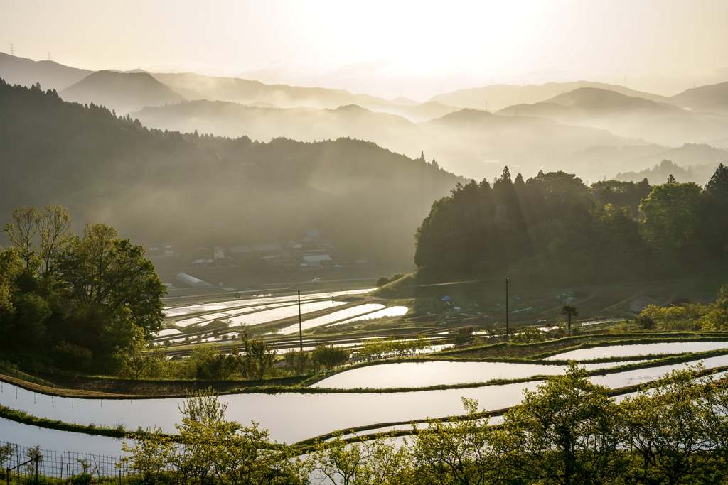 山並に湧く