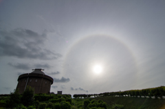 日暈と天文台とまだ早い紫陽花と