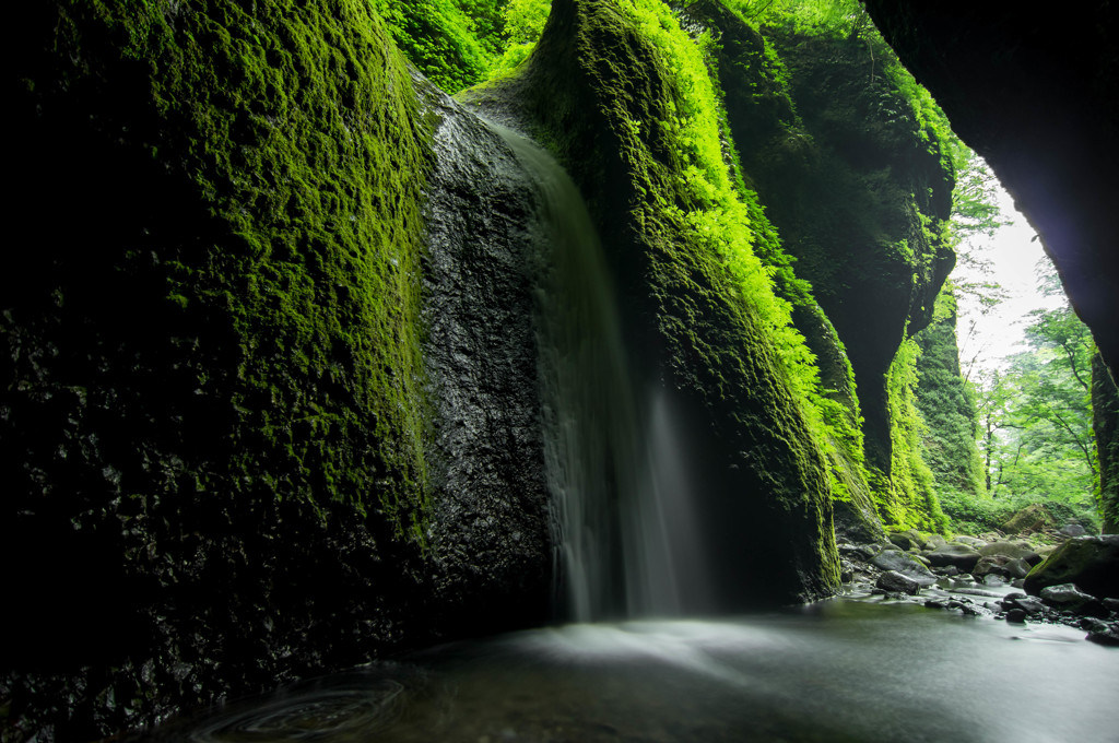 神秘の岩水