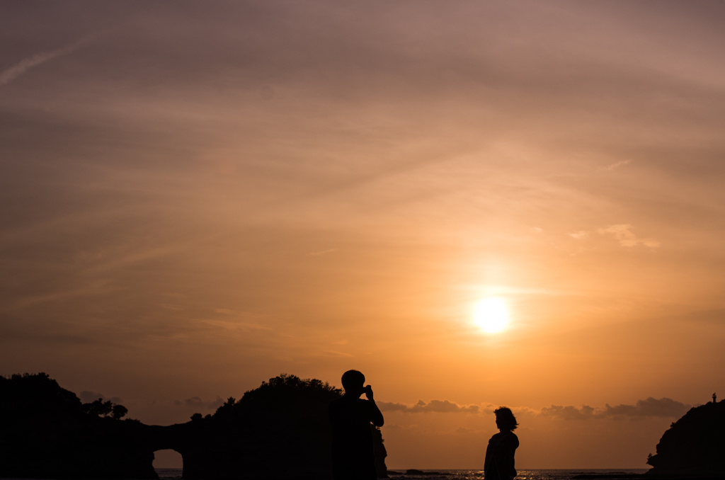 円月島と夕日と．