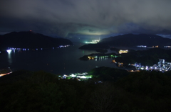 雲垂れ込む舞鶴の夜