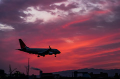 茜の空と飛行機と