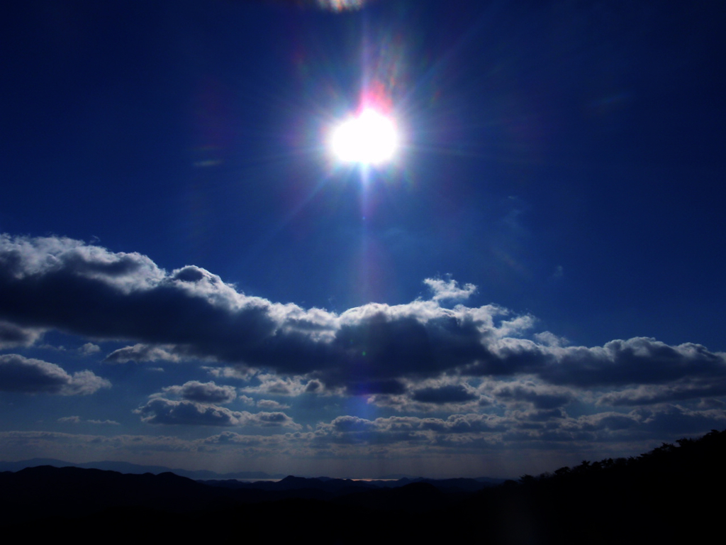 太陽と雲と山