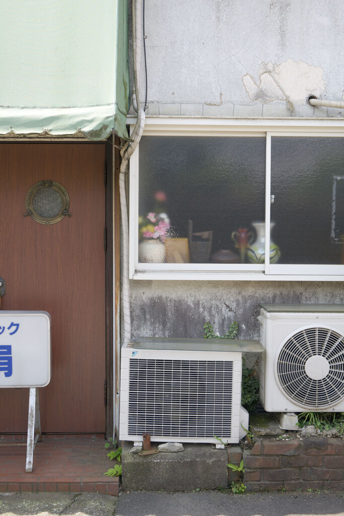 窓辺の花瓶