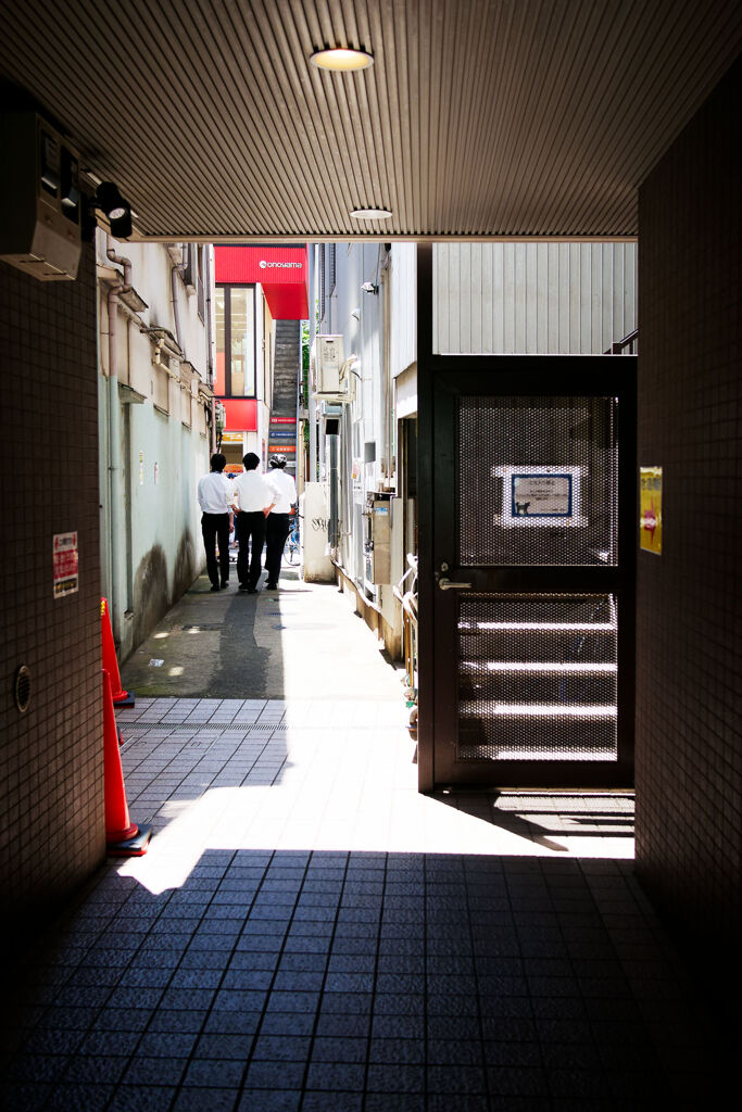 日影を行く