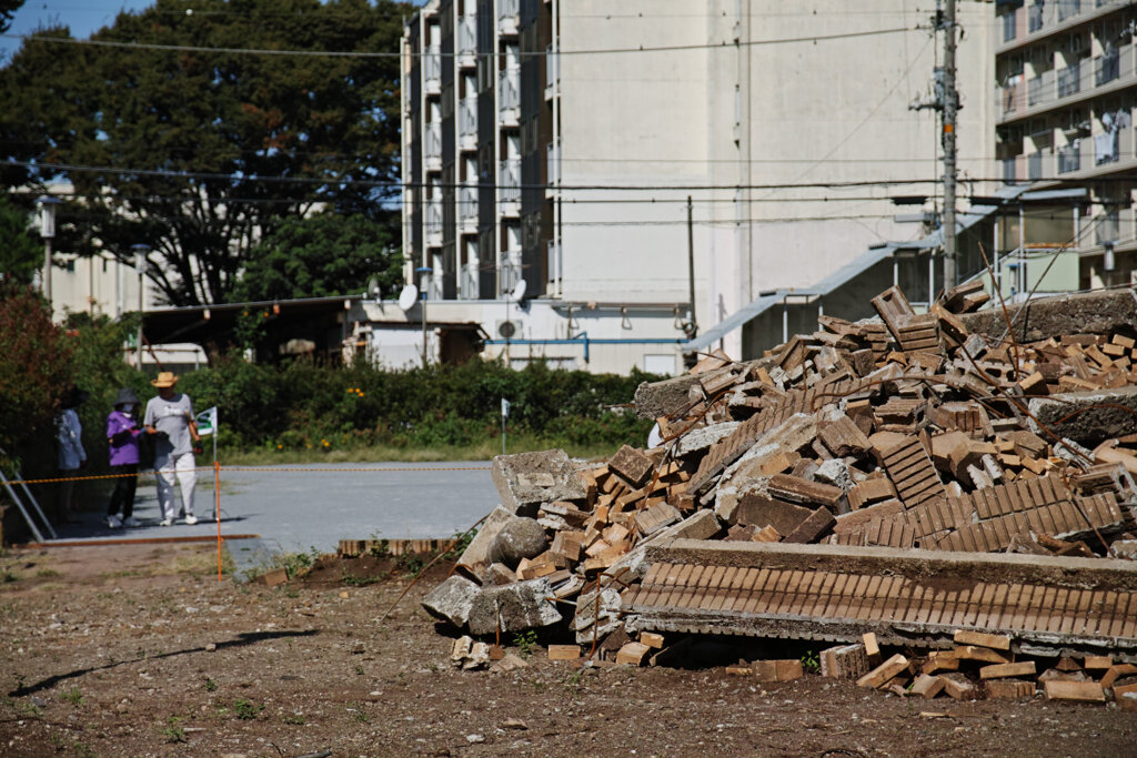 瓦礫の横では