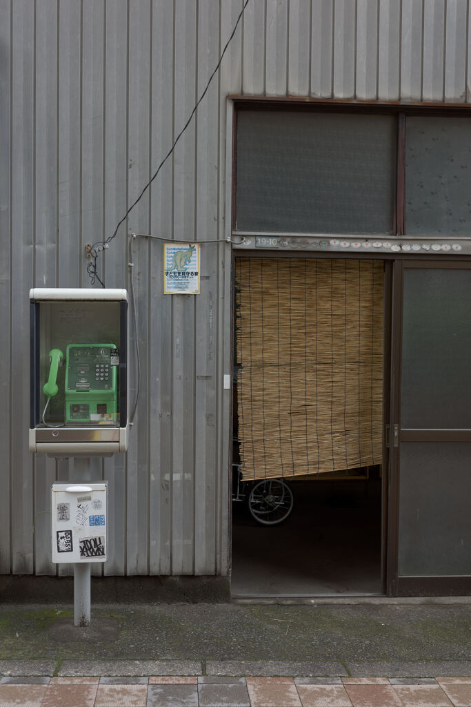 電話のある街角