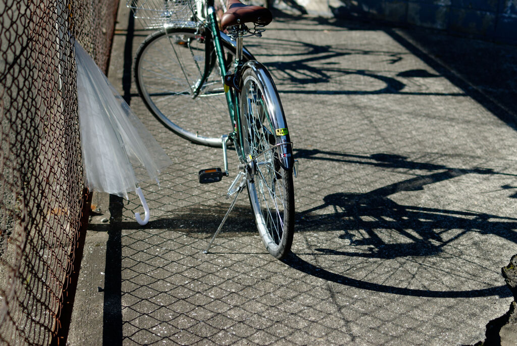 傘と自転車と