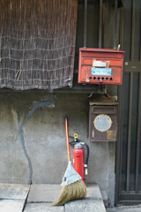 箒と消火器