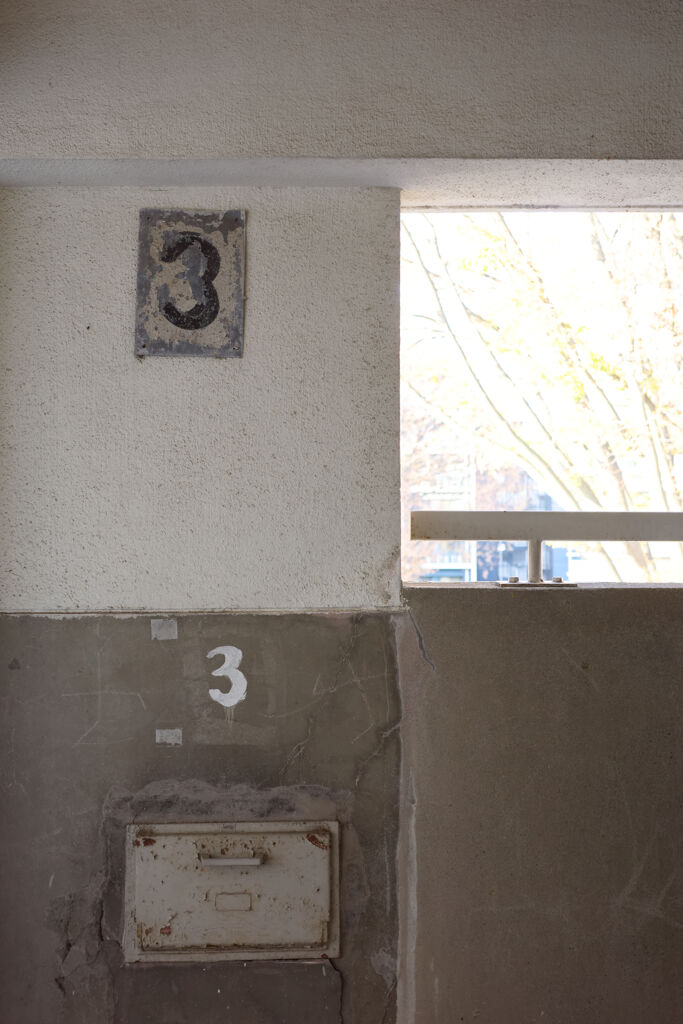 ３
