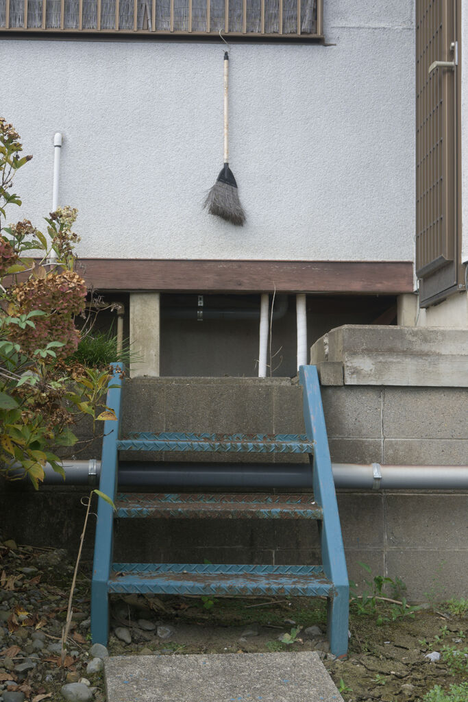 箒に続く階段