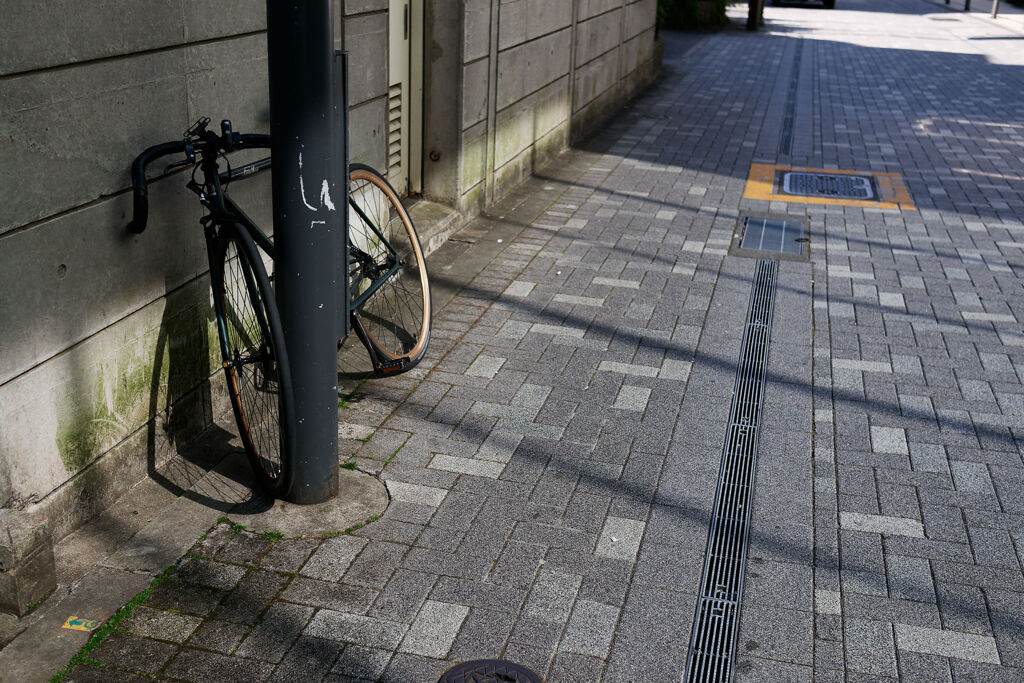 日影の自転車