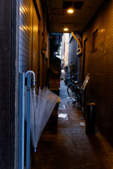 路地の傘