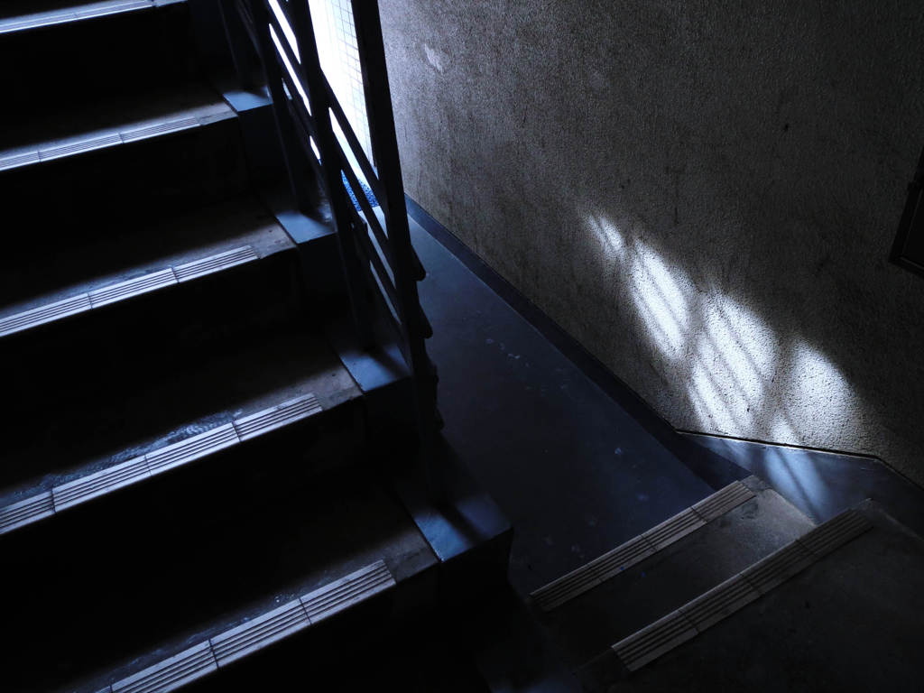 階段の光