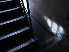 階段の光