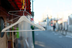 踏切脇のハンガー