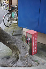 物陰の消火器