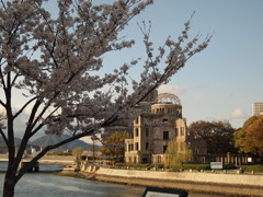 原爆ドームと桜
