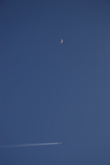 飛行機雲と月